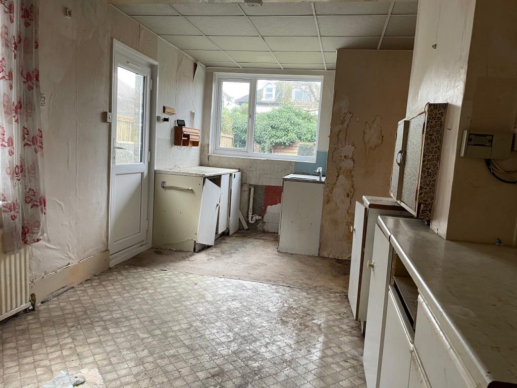 Lot: 3 - THREE-BEDROOM HOUSE FOR IMPROVEMENT - Kitchen/breakfast room